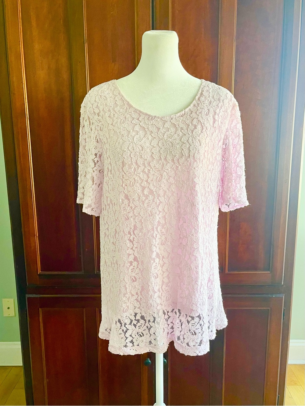 Elizabeth Liz Claiborne Vintage Light Pink Stretch Eyelet Lace Short-Sleeve Top.